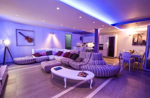 Zvezdara Villa | #1 Luxury House with indoor Swimming Pool, Gameroom, Movie Room, Spa, Zen Yard,
