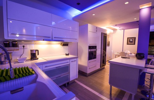 Zvezdara Villa | #1 Luxury House with indoor Swimming Pool, Gameroom, Movie Room, Spa, Zen Yard,