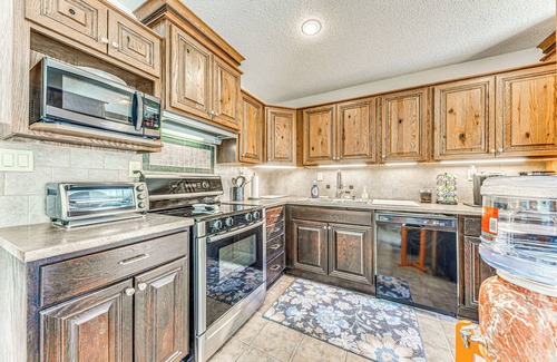 Alto House | 1 Mi to Alto Lake: Mtn-View Home w/Large Yard!