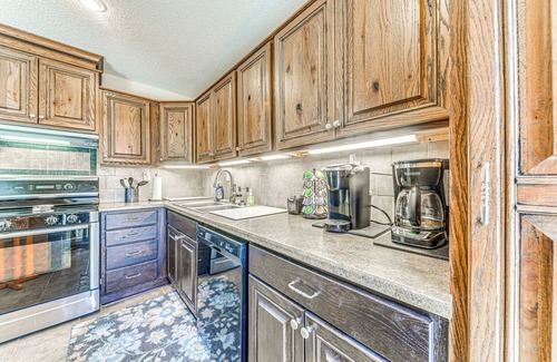 Alto House | 1 Mi to Alto Lake: Mtn-View Home w/Large Yard!