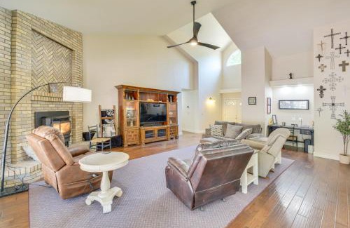 Merced House | 1 Mi to Applegate Park Zoo Pet-Friendly Home