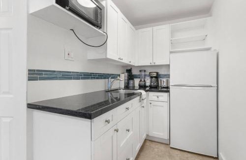 Coral Ridge Apartment | 1 Mi to Beach with Grill & Heated Pool