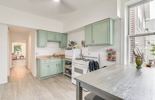 Chicago Apartment | 1 Mi to Blue Line: Pet-Friendly Unit in Chicago!