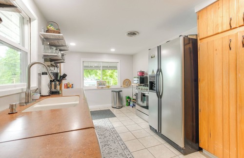 Glouster House | 1 Mi to Burr Oak Lake: Home w/Deck & Patio!