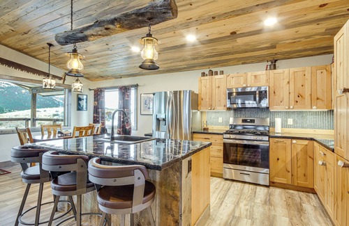 Pray Cabin | < 1 Mi to Chico Hot Springs: Mtn-View Hideaway!