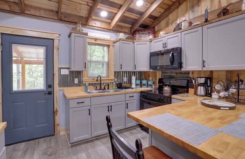 Greers Ferry Cabin | < 1 Mi to Devils Fork Recreation Area: Cozy Cabin!