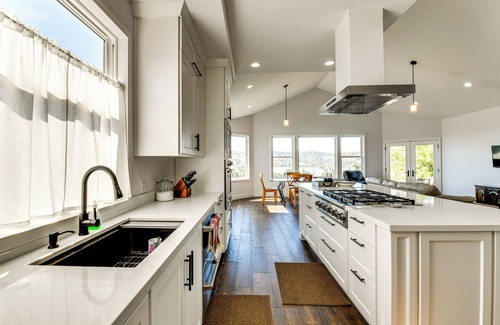 Benicia House | 1 Mi to Downtown Benicia: Scenic Cliffside Escape