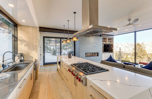 Jackson House | 1 Mi to Downtown Jackson: Modern Retreat w/Views