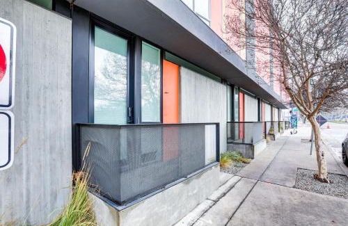 Land Park Apartment | 1 Mi to Downtown Sacramento WFH-Friendly Studio!