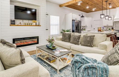 Brenham House | 1 Mi to Dtwn Brenham! The Bell and Bloom Cottage