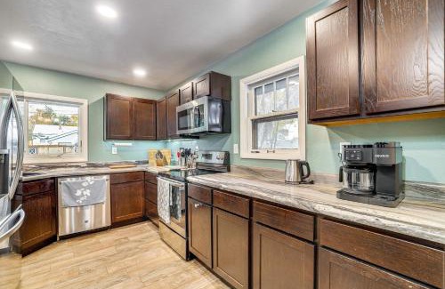 Casper House | 1 Mi to Dtwn Casper Homey Getaway with Yard!