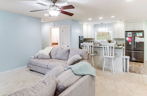 Newburgh House | 1 Mi to Dtwn Newburgh: Quiet Home w/Yard!