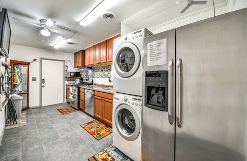 Downtown Apartment | 1 Mi to Dtwn: Remote Work-Friendly Apt in Hampton!