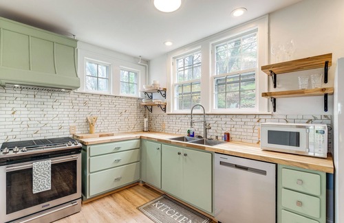 Roanoke House | 1 Mi to Dtwn Roanoke: Home w/Yard & Mtn View!