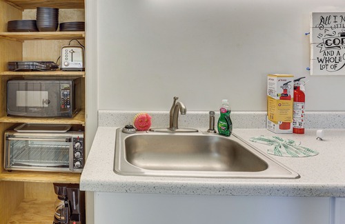 Salem Apartment | 1 Mi to Dtwn Salem: Apt w/Garage Access!