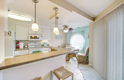 Port Clinton Condo | 1 Mi to Ferry: Port Clinton Condo w/Beach View!