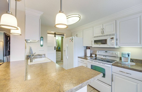 Port Clinton Condo | 1 Mi to Ferry: Port Clinton Condo w/Beach View!