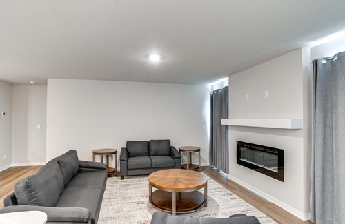 Waukee House | 1 Mi to Golf Quiet Waukee Home with Fireplace!