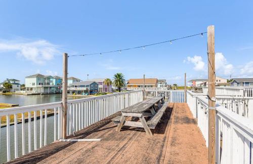 Jamaica Beach House | 1 Mi to Jamaica Beach Gem with Waterfront Decks