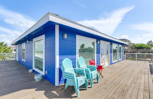 Jamaica Beach House | 1 Mi to Jamaica Beach Gem with Waterfront Decks