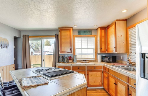 Chester House | < 1 Mi to Lake Almanor: Home w/Furnished Decks!