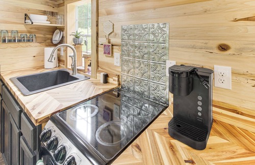 Byrdstown Apartment | 1 Mi to Lake: Charming Byrdstown Retreat w/Deck!