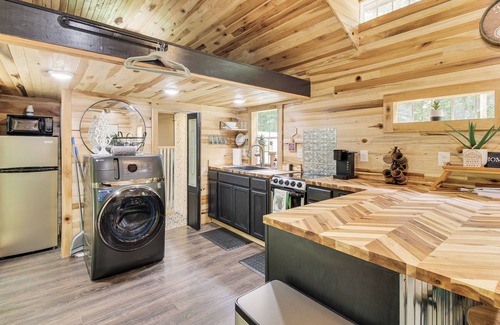 Byrdstown Apartment | 1 Mi to Lake: Charming Byrdstown Retreat w/Deck!