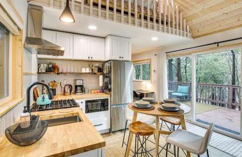 Crestline Apartment | 1 Mi to Lake Cozy Crestline Cabin with Hot Tub!