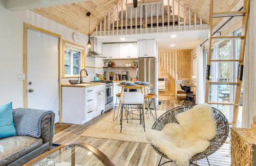 Crestline Apartment | 1 Mi to Lake Cozy Crestline Cabin with Hot Tub!