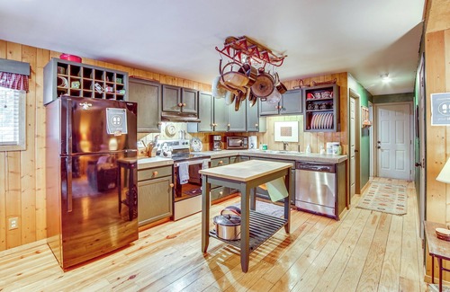 Easton Cabin | 1 Mi to Lake Easton: Cozy Cascades Cabin!