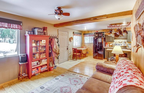 Easton Cabin | 1 Mi to Lake Easton: Cozy Cascades Cabin!