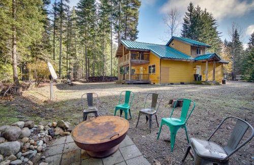 Easton House | 1 Mi to Lake Easton Family Cabin with Deck!