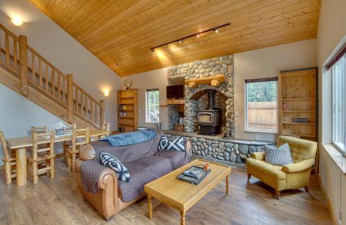 Easton House | 1 Mi to Lake Easton Family Cabin with Deck!