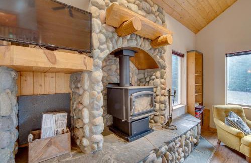 Easton House | 1 Mi to Lake Easton Family Cabin with Deck!