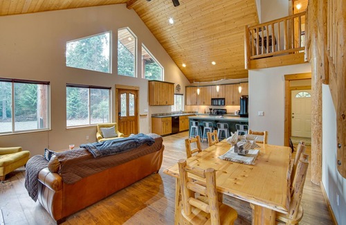 Easton Cabin | 1 Mi to Lake Easton: Family Cabin w/Deck!