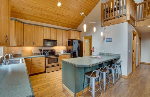 Easton Cabin | 1 Mi to Lake Easton: Family Cabin w/Deck!