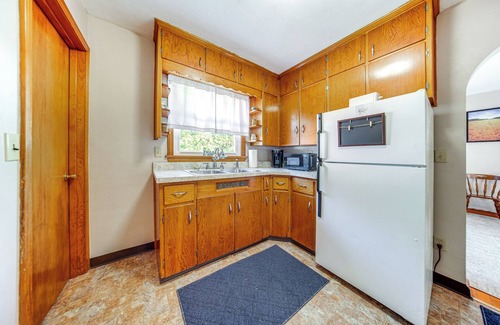 Ashtabula House | < 1 Mi to Lake Erie: Ashtabula Hideaway!