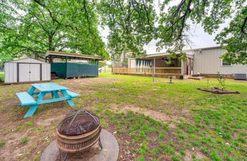 Kingston House | 1 Mi to Lake Texoma Access Home with Deck