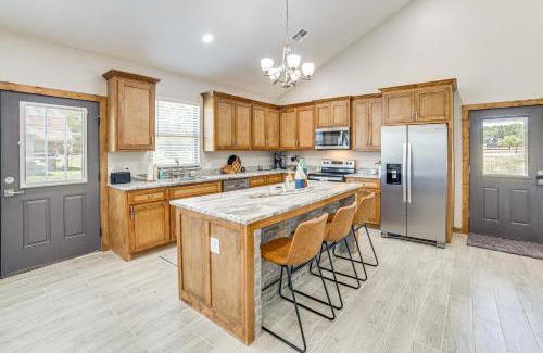 Kingston House | 1 Mi to Lake Texoma Family Retreat with Yard