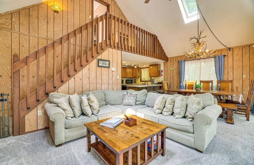 Greentown Cabin | < 1 Mi to Lake Wallenpaupack: Poconos Cabin Rental