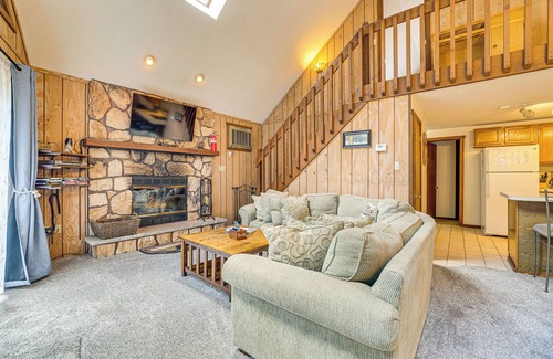Greentown Cabin | < 1 Mi to Lake Wallenpaupack: Poconos Cabin Rental