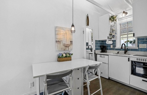 Lake Dallas Apartment | 1 Mi to Lewisville Lake Fun: Quaint Cottage!