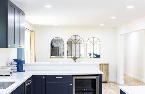 South Bend House | 1 Mi. to Notre Dame, Irish Pub, Hot Tub, 4800sq ft