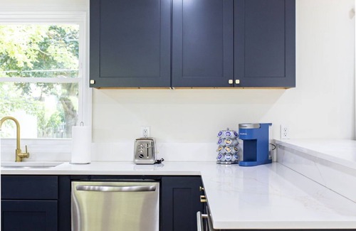 South Bend House | 1 Mi. to Notre Dame, Irish Pub, Hot Tub, 4800sq ft