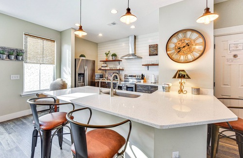 Bluffton House | 1 Mi to Old Town: Cheerful Bluffton Townhome!