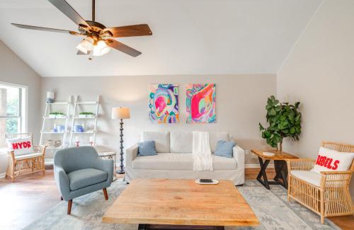 Oxford House | 1 Mi to Ole Miss Pet-Friendly Retreat with Yard