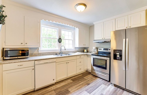 Greenville - Spartanburg House | < 1 Mi to Paris Mtn State Park: Retreat w/Deck!