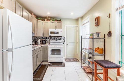 West Philadelphia House | 1 Mi to Philadelphia Zoo Convenient Townhome!