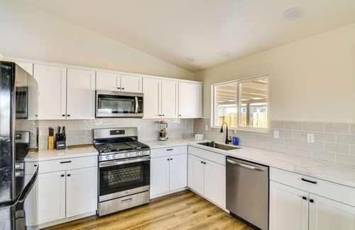 Fernley House | 1 Mi to Pioneer Crossing Casino: Fernley Retreat!
