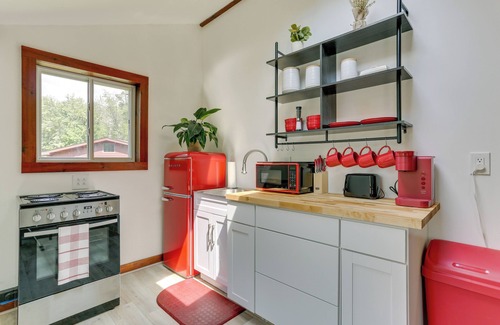 Milanville Apartment | 1 Mi to River: Pet-Friendly Studio in Milanville!